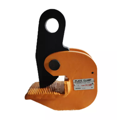 Horizontale klem ontworpen voor het veilig tillen en transporteren van zware belastingen over vlakke oppervlakken in industri&euml;le omgevingen.